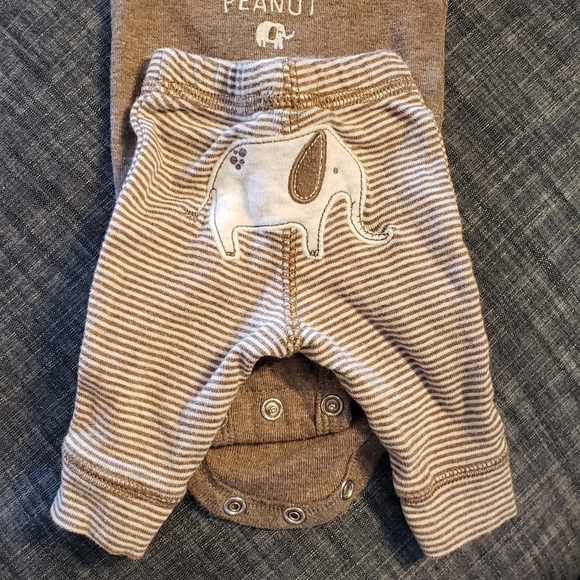 Carters onesie and pants - Picture 2 of 3